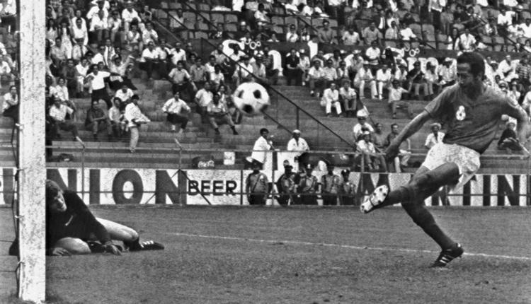 Houmane Jarir sender bolden forbi Vesttysklands Sepp Maier og bringer Marokko foran 1-0 i den indledende gruppekamp ved VM i 1970. Det var Marokkos første mål ved en VM-slutrunde nogensinde, men vesttyskerne vandt 2-1. Foto: Strumpf/Ritzau Scanpix