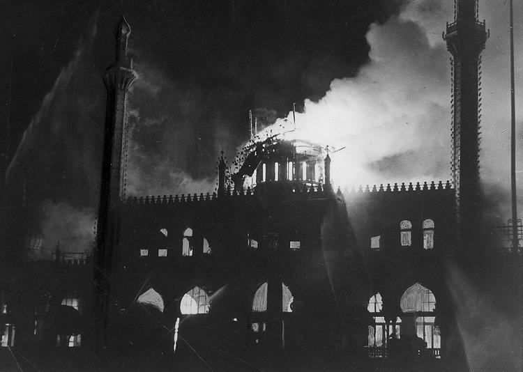 Natten mellem 24. og 25. juni 1944 blev Tivoli udsat for en nazistisk hævnaktion. Bl.a. Tivolis flotte mauriske koncertsal fra 1902 brændte ned. Arkivfoto Polfoto