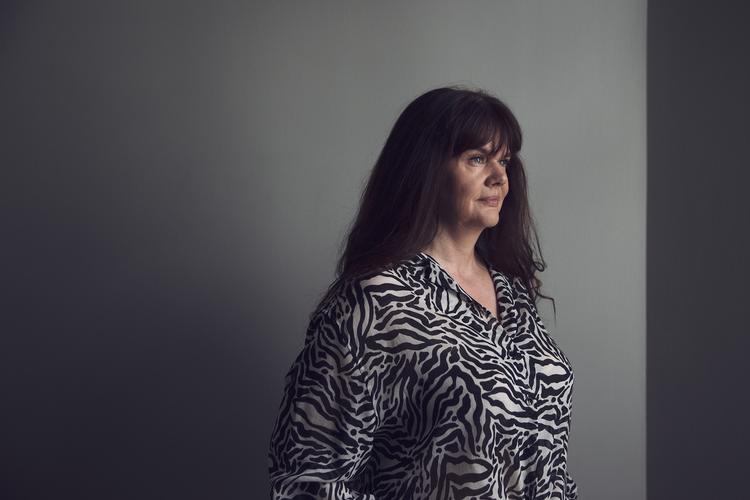 Lisa Holmfjord har 20 års erfaringer fra arbejde på krisecentre bag sig, og hun voksede op med en voldelig stedfar. I sin debutroman vil hun blandt andet gerne fortælle, at mænds vold mod kvinder rammer i alle samfundets lag: »Det ville være super nemt, hvis det altid var Brian eller Hassan, der gjorde det. Sådan er det langt fra«, siger hun. Foto: Peter Hove Olesen/POLFOTO