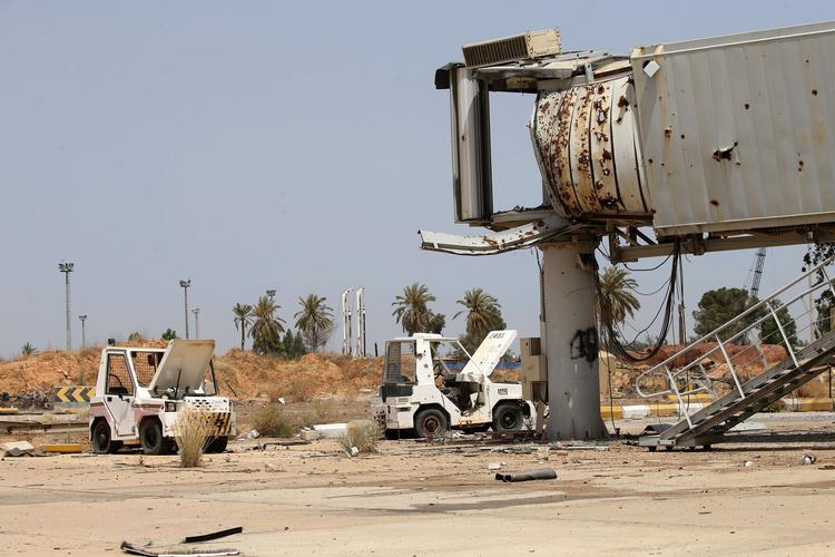 Næste fly ... afgår ikke lige med det samme. Men lufthavnen i hovedstaden Tripoli er her i juni tilbage på den FN-anerkendte regerings side.    Foto: Mahmud Turkia/Ritzau Scanpix