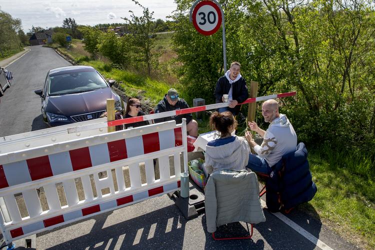 De lukkede grænser har betydet, at flere familier har måttet finde nye måder at ses på. For nylig besøgte Politiken den dansk-tyske grænse, hvor Bjørn Buck fejrede 50 års fødselsdag med familiemedlemmer på begge sider. Foto: Jacob Ehrbahn/POLFOTO