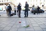 Blomster er placeret ved en mindetavle i  Sveavägen i Stockholm. Det er 34 år siden, Olof Palme blev dræbt. Nu har man lukket efterforskningen og udpeget den formodede gerningsmand.    Foto: Fredrik Sandberg/Ritzau Scanpix
