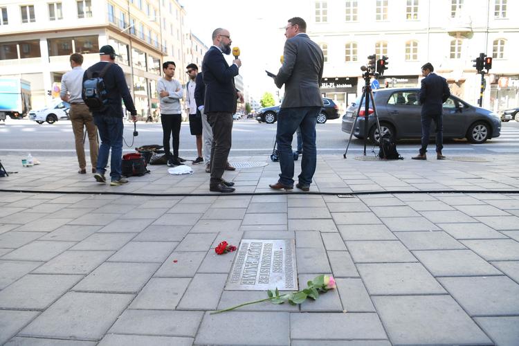 Blomster er placeret ved en mindetavle i  Sveavägen i Stockholm. Det er 34 år siden, Olof Palme blev dræbt. Nu har man lukket efterforskningen og udpeget den formodede gerningsmand.    Foto: Fredrik Sandberg/Ritzau Scanpix