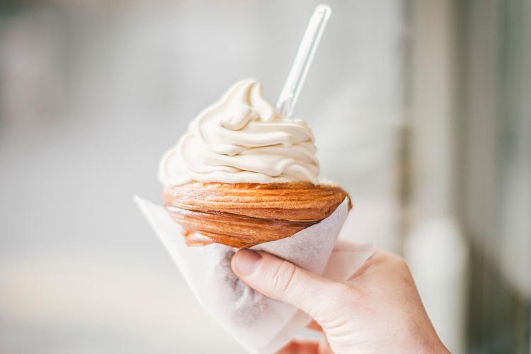 Croissant og softice ... sammen? Bageriet Andersen og Maillard har opfundet en ny dessertduo. Foto: Andersen & Maillard (presse)