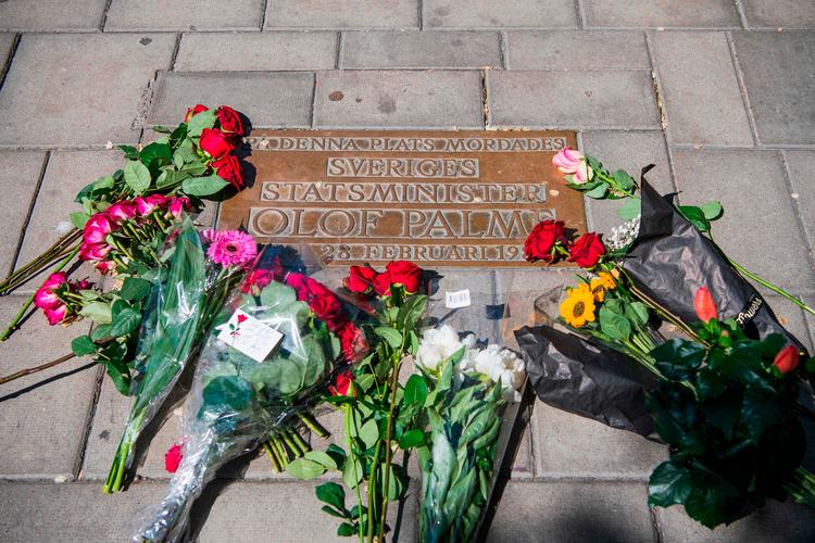 Flere havde i går lagt blomster ved mindepladen for Olof Palme i Stockholm.  Foto: Jonathan Nackstrand/Ritzau Scanpix