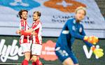 AaB's Iver Fossum (th) har onsdag aften i Aalborg bragt sit hold i spidsen 1-0, og Lucas Andersen fejrer målet med sin holdkammerat.   Foto: Henning Bagger/Ritzau Scanpix