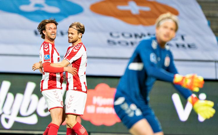 AaB's Iver Fossum (th) har onsdag aften i Aalborg bragt sit hold i spidsen 1-0, og Lucas Andersen fejrer målet med sin holdkammerat.   Foto: Henning Bagger/Ritzau Scanpix
