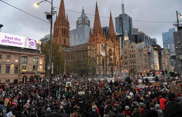 Flere landes regeringer har frygtet at få coronasmittede under de mange demonstrationer mod racisme. Det er nu sket i Melbourne under en demonstration for 'Black Lives Matter 6. juni. Foto: William West/Ritzau Scanpix