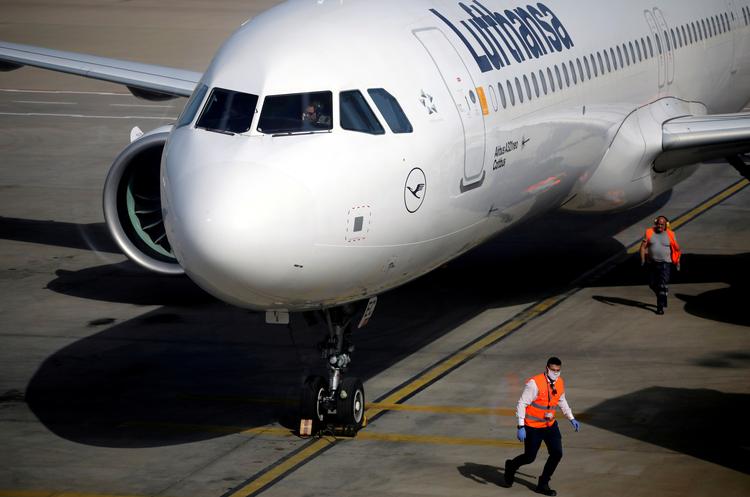 Rejserestriktioner holder Lufthansas fly på jorden, og luftfartsselskabet risikerer at afskedige mange tusind ansatte. Foto: Alkis Konstantinidis/Ritzau Scanpix