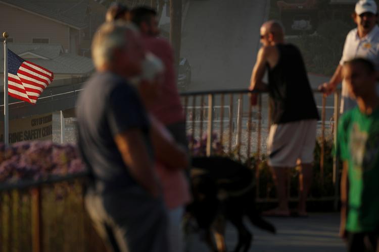Folk hænger ud på stranden i den caiforniske by Encinitas. USA er klart det hårdest ramte land både målt på antal smittede og døde med coronavirus. Foto: Mike Blake/Ritzau Scanpix