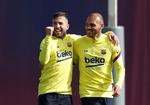   Martin Braithwaite, der her får et klap af holdkammeraten  Jordi Alba, skal gribe chancen i Barcelona, når han får den, siger den tidligere stjernespiller Diego Forlán.  Foto: Albert Gea/Ritzau Scanpix