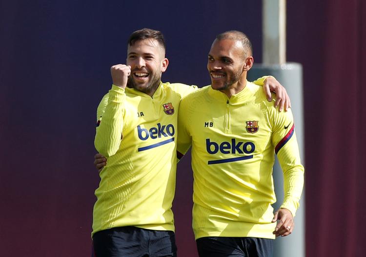   Martin Braithwaite, der her får et klap af holdkammeraten  Jordi Alba, skal gribe chancen i Barcelona, når han får den, siger den tidligere stjernespiller Diego Forlán.  Foto: Albert Gea/Ritzau Scanpix