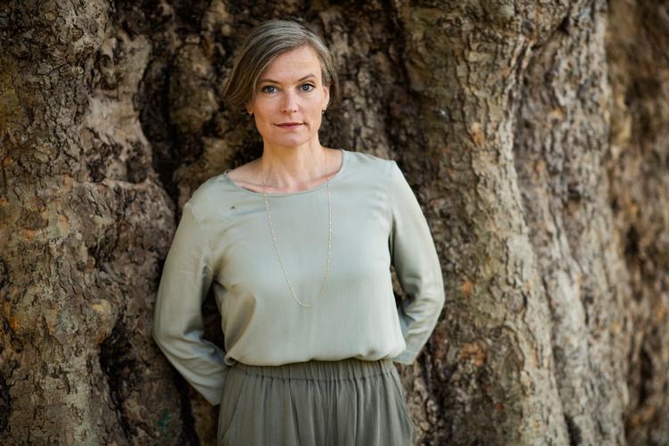 Malene Ravn har taget afsæt i sin mands familiehistorie i sin nye bog om den danske kunstner Carl Fischer og hans nærmeste. Forfatteren er solidarisk med alle sine personer og forstår dem uden at dømme dem. Samtidig giver bogen et socialhistorisk billede af første del af 1900-tallet. Foto: Gregers Tycho