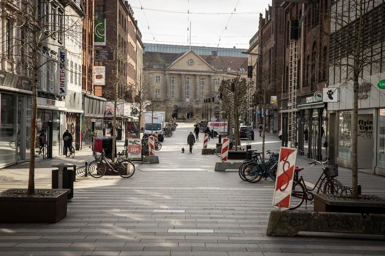 På grund af corona har aktiviteten i økonomien taget sig et dyk. Her er det Strøget i Aarhus, der er næsten mennesketomt. Foto: Jens Hartmann Schmidt/POLFOTO