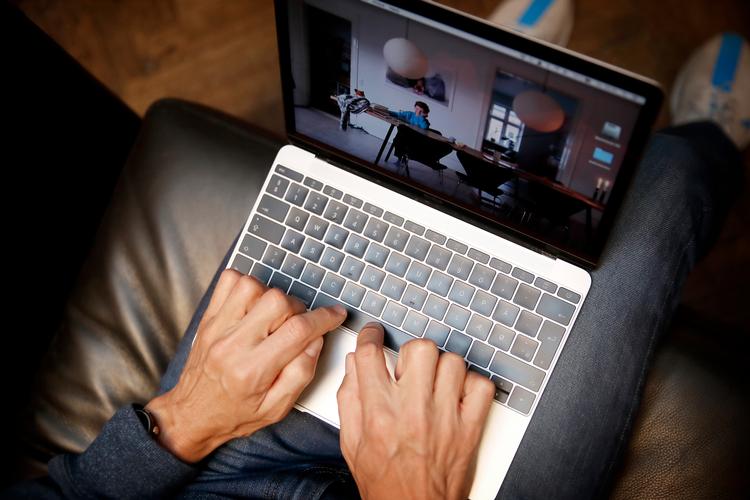 En Macbook blev indleveret som hittegods. Men ejeren fik den ikke tilbage. Den endte i stedet - til hans store utilfredshed - på auktion. Foto: Jens Dresling/POLFOTO