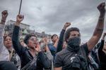 Der var masser af knyttede næver i luften, da Black Lives Matter demonstrerede i København i søndags. Den knyttede hånd er blot et af mange symboler, der bliver brugt, når der demonstreres. Men måske det stærkeste.  Foto: Miriam Dalsgaard/POLFOTO