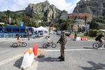 Cyklister passerer den fransk-italienske grænse nær Menton 3. juni, hvor Italien åbnede sin grænse efter tre måneders nedlukning som følge af corona.  Foto: Valery Hache/Ritzau Scanpix