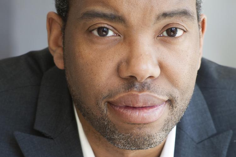 Det er ikke eksistensen af race, der skaber racismen, men omvendt, mener forfatteren Ta-Nehisi Coates .  Foto: Nina Subin / Random House
