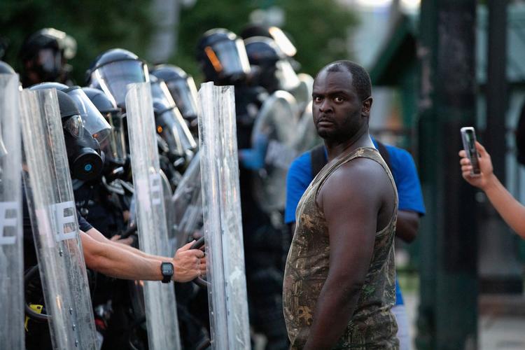 Demonstranter plyndrede butikker og nedbrændte politibiler under optøjerne i Atlanta i staten Georgia den 31. maj, der kom som reaktion på drabet på George Floyd. Foto: REUTERS/Dustin Chambers Foto: Dustin Chambers/Ritzau Scanpix