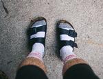 Sokker eller ikke-sokker i sandalen? Ibyens klummeskribent er ikke i tvivl. Foto: Andy Garzia/Unsplash
