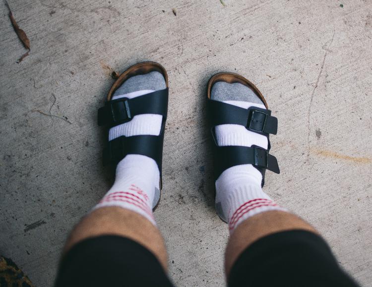 Sokker eller ikke-sokker i sandalen? Ibyens klummeskribent er ikke i tvivl. Foto: Andy Garzia/Unsplash
