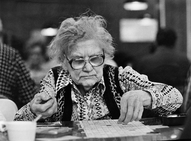 Fyld din mormorweekend med portvin, fyldte chokolade og strikning. Eller måske banko som kvinden på billedet her fra 1981? Foto: Jacob Maarbjerg/POLFOTO
