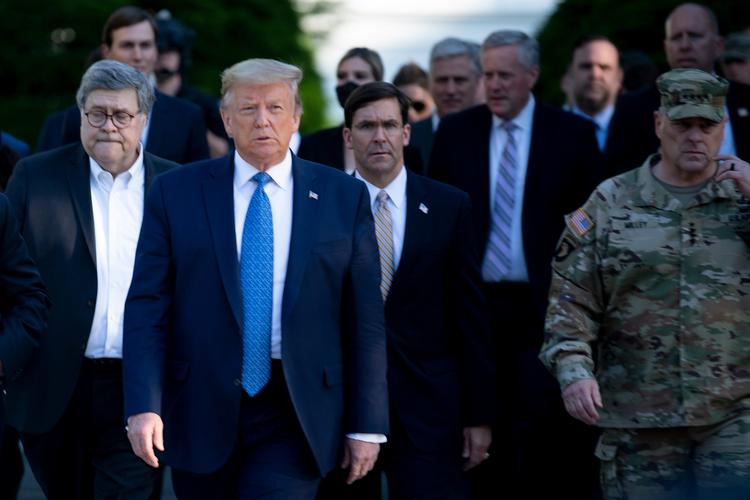   Den amerikanske forsvarschef, Mark Milley (th) og forsvarsminister Mark Esper gik sammen med præsident Donald Trump den korte tur fra Det Hvide Hus til kirken. Foto: Brendan Smialowski/Ritzau Scanpix