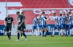 Esbjerg-spillerne (tv.) underpræsterede  i Odense, hvor OB'erne  jublede over den første sejr i 11 kampe.  I aften sidder Troels Bech på Esbjerg-bænken som comeback-træner i Superligaen. Foto: Claus Fisker/Ritzau Scanpix