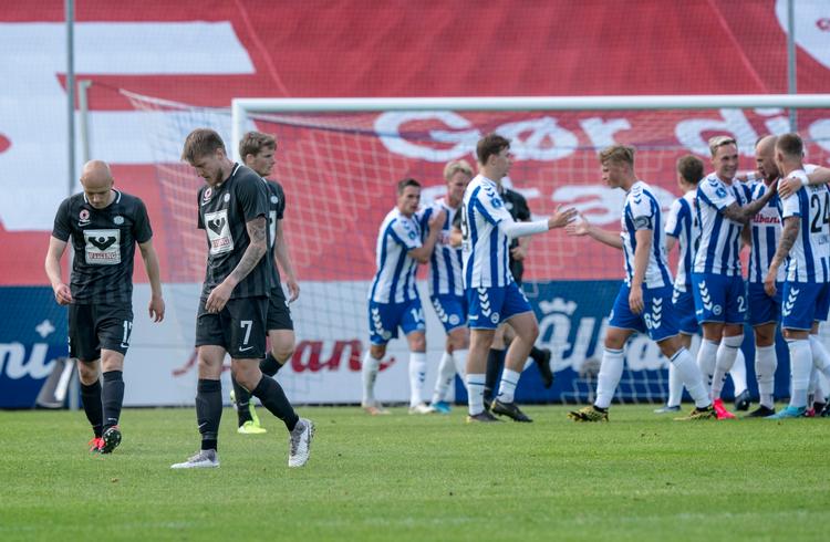 Esbjerg-spillerne (tv.) underpræsterede  i Odense, hvor OB'erne  jublede over den første sejr i 11 kampe.  I aften sidder Troels Bech på Esbjerg-bænken som comeback-træner i Superligaen. Foto: Claus Fisker/Ritzau Scanpix