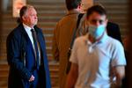 Fransk fodbolds stærke mand, Lyon-formand Jean-Michel Aulas, på vej til retsmødet, hvor han tabte. Han har i to måneder og med næsten alle midler kæmpet forgæves for, at den franske turnering bliver genoptaget.    Foto: Franck Fife/Ritzau Scanpix
