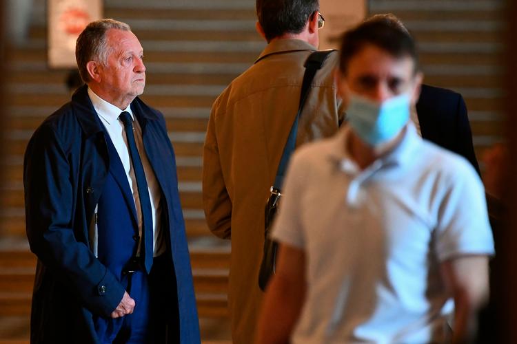 Fransk fodbolds stærke mand, Lyon-formand Jean-Michel Aulas, på vej til retsmødet, hvor han tabte. Han har i to måneder og med næsten alle midler kæmpet forgæves for, at den franske turnering bliver genoptaget.    Foto: Franck Fife/Ritzau Scanpix