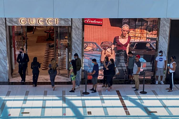  Texas er begyndt at genåbne, her modebutikken Gucci i Houston, men myndighederne måtte torsdag rapportere om det største antal nye smittede siden krisen brød ud.    Foto: Adrees Latif/Ritzau Scanpix