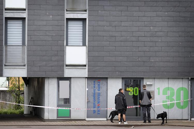 Politiet undersøger stedet, hvor skuddet blev affyret.  Foto: Jens Dresling/POLFOTO