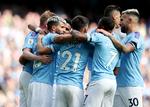 Her ses en glad gruppe Manchester City-spillere samlet efter en scoring, men den krammestil skal de nok ikke gentage onsdag aften, hvor holdet møder Arsenal i engelsk fodbolds genstart.  Et nyt coronareglement kræver, at afstand overholdes. Foto: Jon Super/Ritzau Scanpix