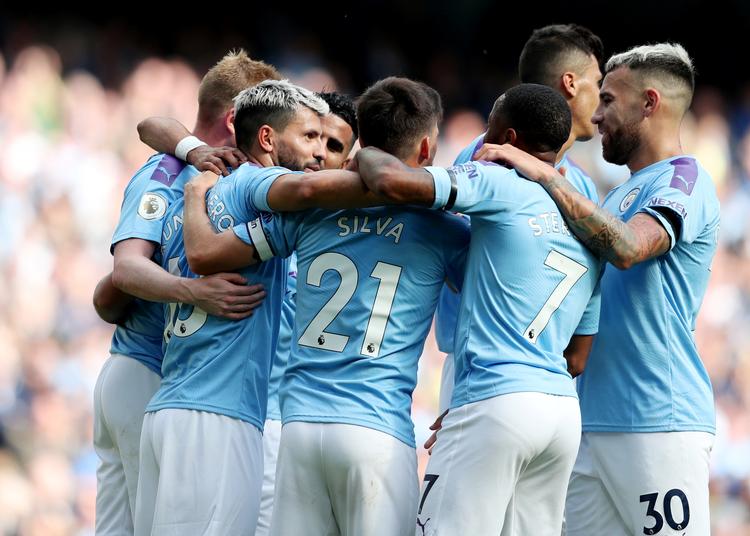 Her ses en glad gruppe Manchester City-spillere samlet efter en scoring, men den krammestil skal de nok ikke gentage onsdag aften, hvor holdet møder Arsenal i engelsk fodbolds genstart.  Et nyt coronareglement kræver, at afstand overholdes. Foto: Jon Super/Ritzau Scanpix
