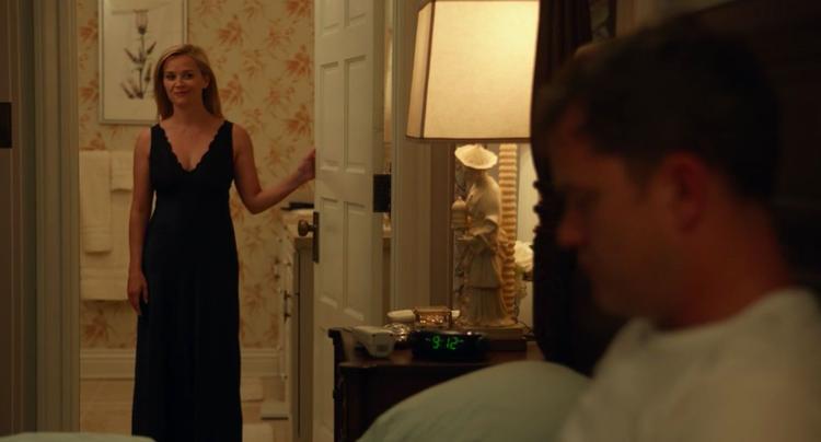 I 'Little Fires Everywhere', der er baseret på Celeste Ngs bestseller 'Små påsatte brande', er den driftige Elena (Reese Witherspoon) gift med den noget mere tilbageholdende Bill (Joshua Jackson). Photo: Screenshot fra serien Foto: Screenshot fra serien