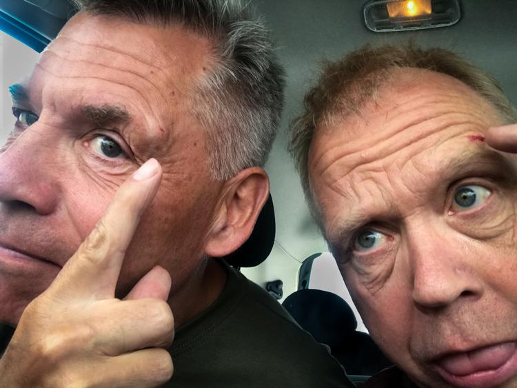 Brødrene Bo og Per Munch tilbage i sikkerhed i bilen efter et voldsomt sammenstød med en fynsk McDonald's. Foto: Per Munch