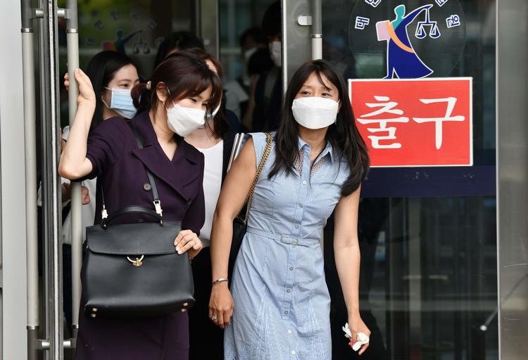 Kara Bos, hvis koreanske navn er Kang Mee Sook, forlader retten i Seoul efter sin sejr.  Foto: Jung Yeon-je/Ritzau Scanpix