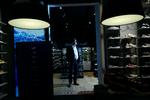 Fødder søges. »Står det til mig, må regeringen gerne skynde sig at udbetale de der feriepenge, så folk har noget at shoppe for«, siger direktør Frank Siim Sørensen, som her står i Skoringens butik i Bruuns Galleri i Århus.   Foto: Hans Christian Jacobsen