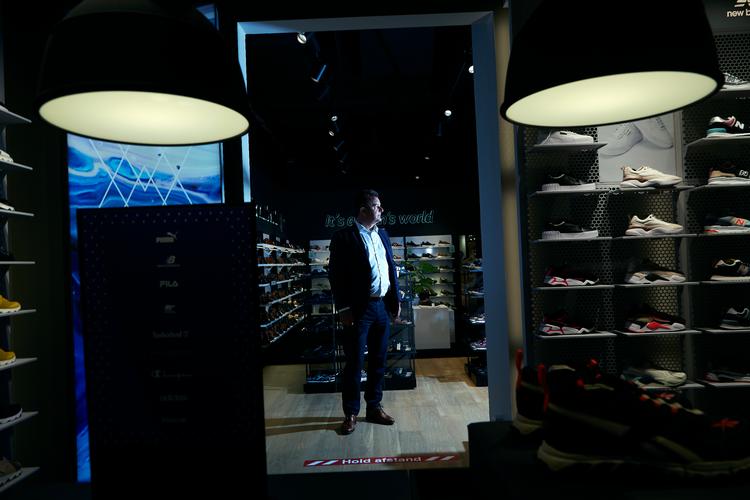 Fødder søges. »Står det til mig, må regeringen gerne skynde sig at udbetale de der feriepenge, så folk har noget at shoppe for«, siger direktør Frank Siim Sørensen, som her står i Skoringens butik i Bruuns Galleri i Århus.   Foto: Hans Christian Jacobsen