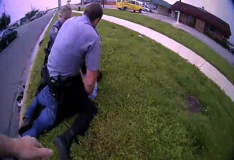 Derrick Scott  døde under en anholdelse i Oklahoma i maj sidste år. Efter George Floyds død i Mineapolis er der kommet fokus på den gamle sag. Foto: Oklahoma City Police Department/Ritzau Scanpix