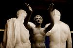 Nogle gange skal statuer restaureres, og i 'De Kongelige Statuer' er Lena og Birgitte med i kampen om jobbene som stand-in for de ægte statuer, mens disse er væk. Det giver anledning til at lave satire over de løse ansættelsesforhold i den kreative branche.    Arkivfoto Lærke Posselt
