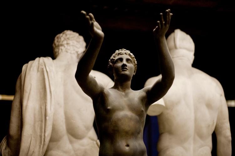 Nogle gange skal statuer restaureres, og i 'De Kongelige Statuer' er Lena og Birgitte med i kampen om jobbene som stand-in for de ægte statuer, mens disse er væk. Det giver anledning til at lave satire over de løse ansættelsesforhold i den kreative branche.    Arkivfoto Lærke Posselt