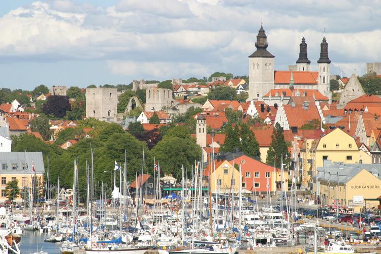 Visby på Gotland kan vente besøg fra Norge i sommer. Den norske statsminister, Erna Solberg, oplyser, at rejsevejledningerne bliver lempet, så nordmænd kan rejse til alle nordiske lande, i Sverige gælder det dog kun øen Gotland.  Foto: gotland.info