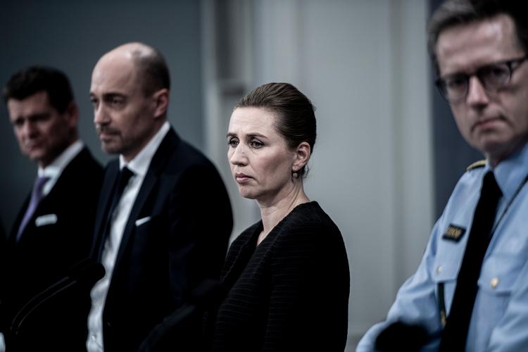 Statsminister Mette Frederiksen (S) under pressemødet 11. marts 2020 flankeret af direktør i Sundhedsstyrelsen Søren Brostrøm, Sundheds- og ældreminister Magnus Heunicke  og rigspolitichef Thorkild Fogde. Foto: Anthon Unger