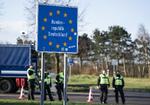 Tysk politi vil ikke længere nægte danskere at krydse grænsen, siger en  pressetalsmand for tysk politi. Det er tidligere meldt ud, at den tyske indrejsekontrol først skulle være ophørt fra midnat natten til tirsdag 16. juni. Foto: Claus Fisker/Ritzau Scanpix