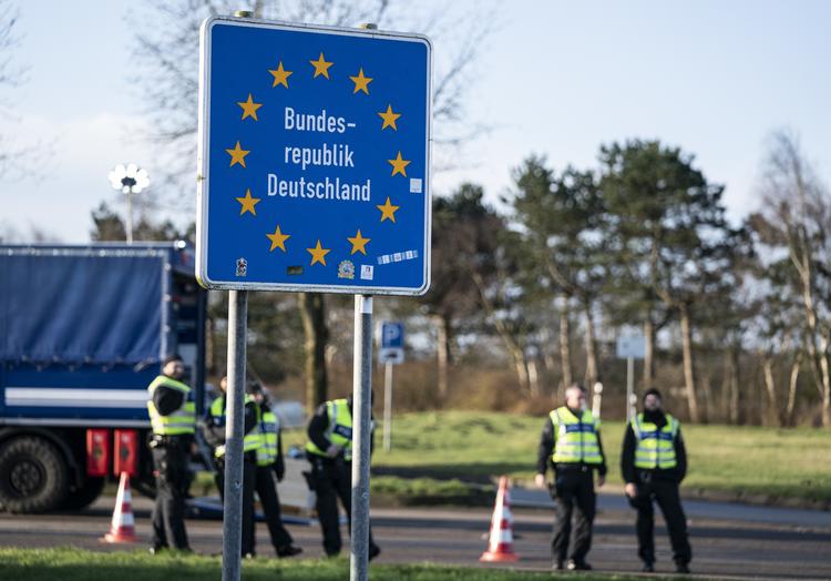 Tysk politi vil ikke længere nægte danskere at krydse grænsen, siger en  pressetalsmand for tysk politi. Det er tidligere meldt ud, at den tyske indrejsekontrol først skulle være ophørt fra midnat natten til tirsdag 16. juni. Foto: Claus Fisker/Ritzau Scanpix