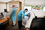  Testcenter Danmark har slået sine hvide telte op over hele landet. Her bliver en borger testet i sin bil i en test-drive-through I Fælledparken i København.
 Foto: Finn Frandsen/POLFOTO