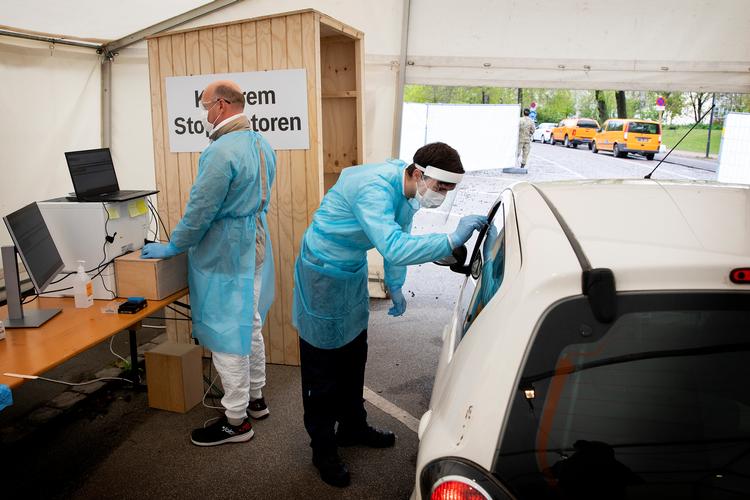  Testcenter Danmark har slået sine hvide telte op over hele landet. Her bliver en borger testet i sin bil i en test-drive-through I Fælledparken i København.
 Foto: Finn Frandsen/POLFOTO