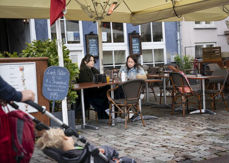 Den danske økonomi lider som følge af coronavirussen og nedlukningen af samfundet, og der skal pumpes penge ud i samfundet, og det kan være via de indefrosne feriepenge. Men hvordan det præcis skal ske, forhandler partierne på Christiansborg om i øjeblikket.  Foto: Liselotte Sabroe/Ritzau Scanpix